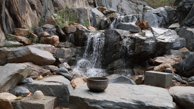 16 Natural Stone Waterfall for Hillside Beauty and Relaxation 14 Subtle artistic stone accents in a natural hillside waterfall design.